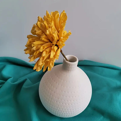 Moderne hvite blomster og dekorasjonsvase