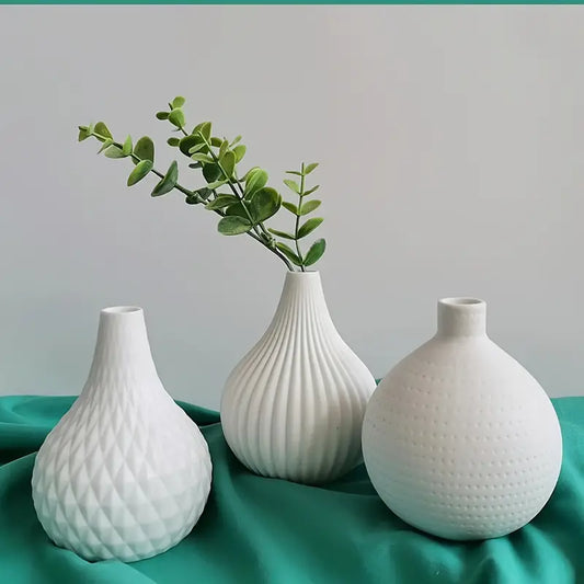Moderne hvite blomster og dekorasjonsvase