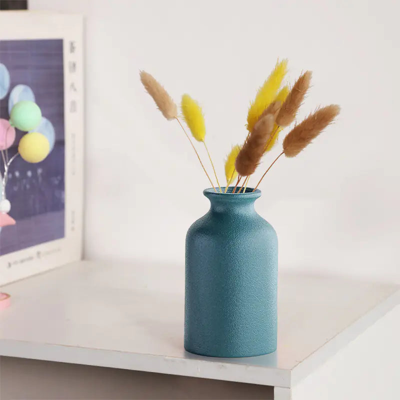 Nordisk keramisk blomstervase i forskjellige varianter