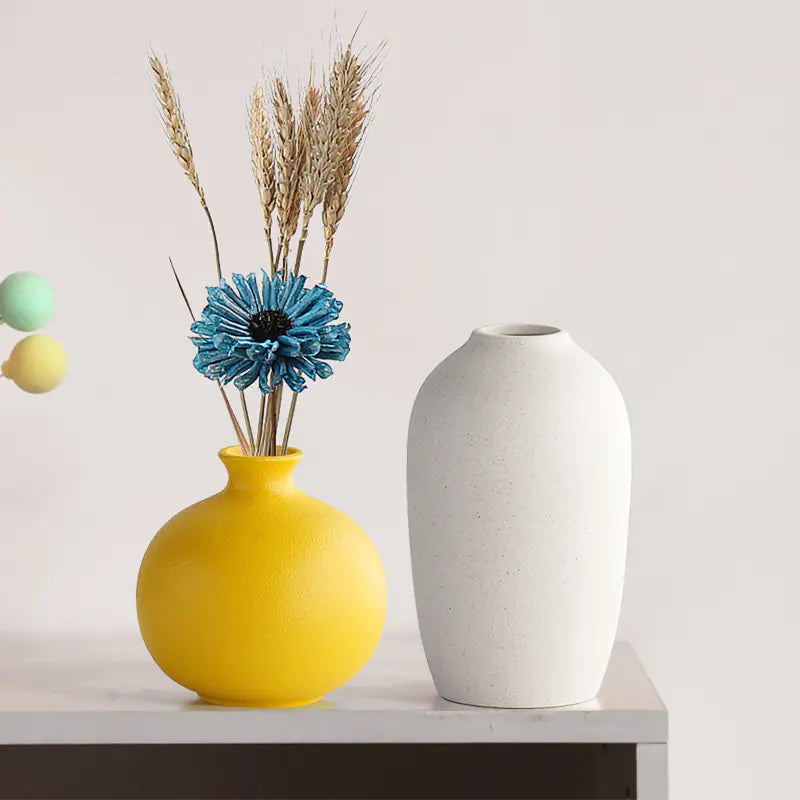 Nordisk keramisk blomstervase i forskjellige varianter