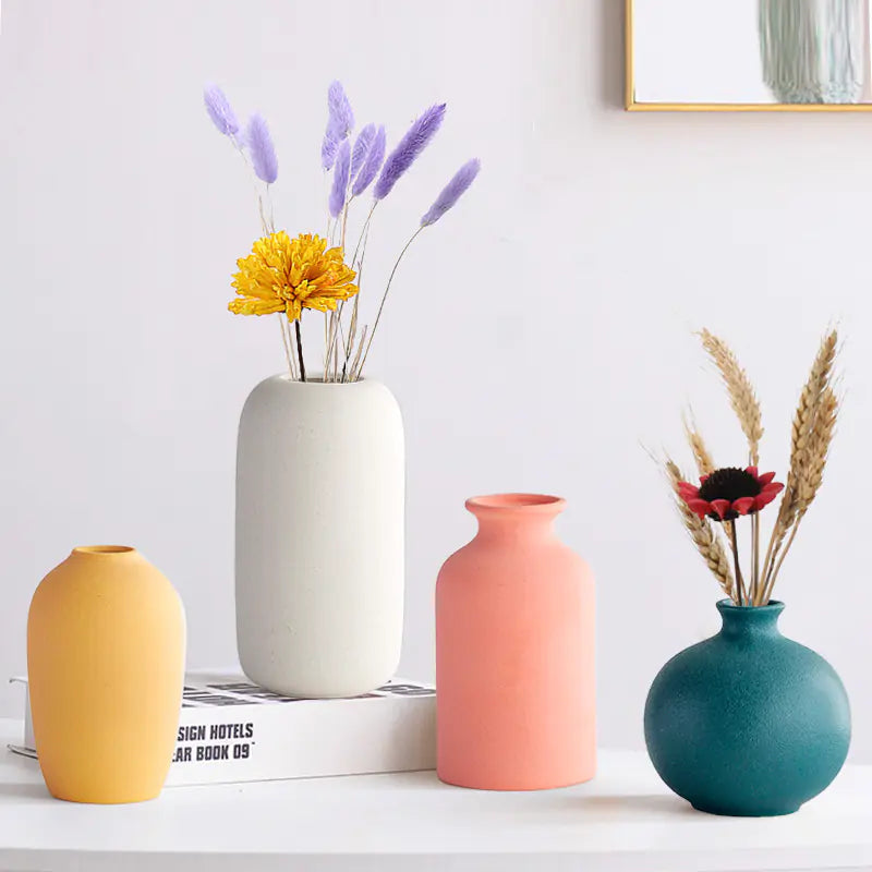 Nordisk keramisk blomstervase i forskjellige varianter